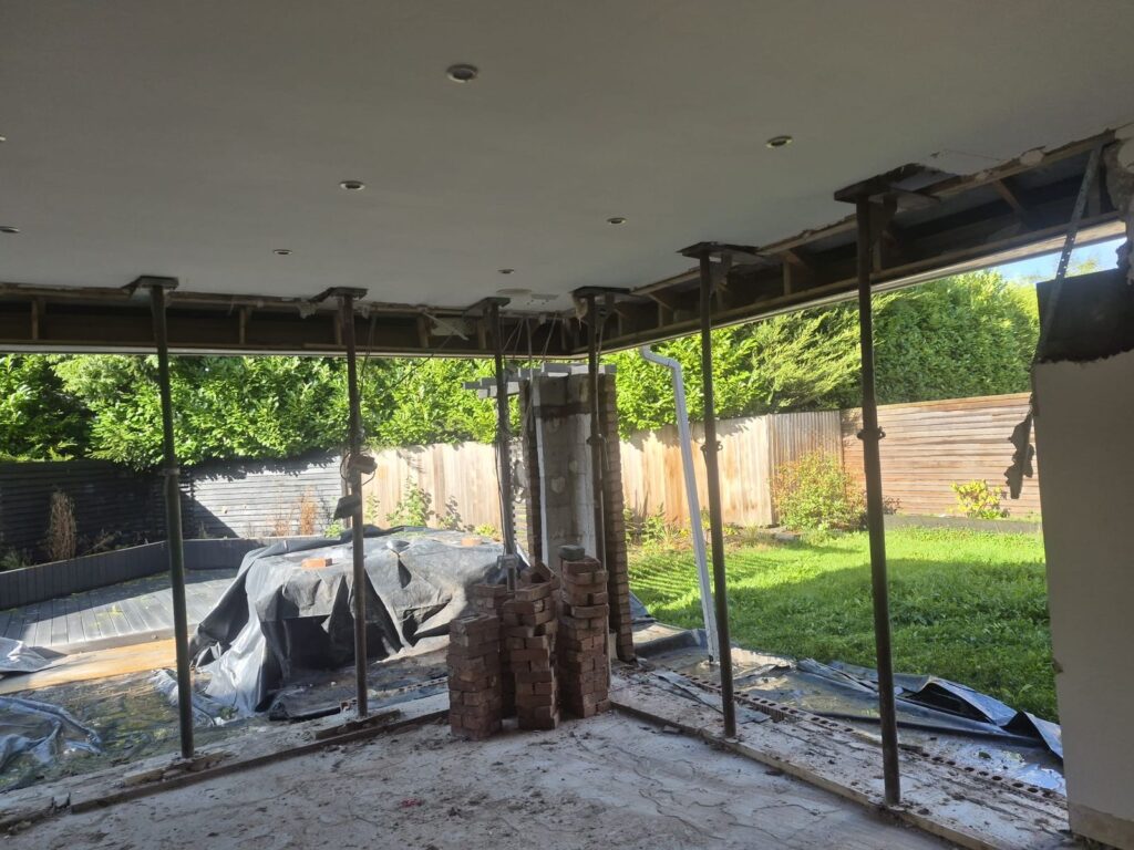 Open-plan rear opening supported by steel beams during an extension build